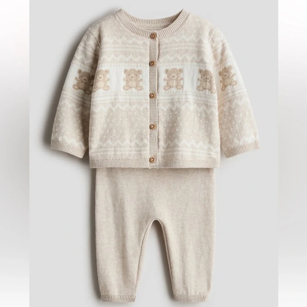 Adorable Beige Bear Knit Baby Set! Like new ! 4-6m